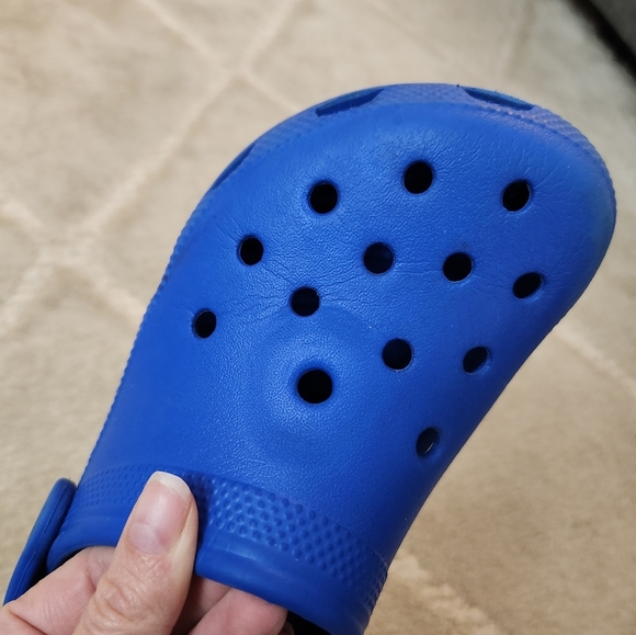 Blue crocs size Youth 4 Womens 6 - Picture 14 of 14